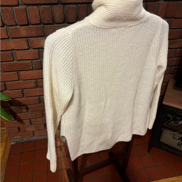 Gap winter wool mix sweater size M in like new condition - Picture 2 of 8